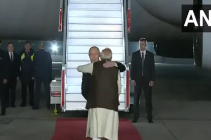शीर्षक: दिल्ली में गरजी दहाड़: पुतिन का जोरदार स्वागत, मोदी ने थामे हाथ!