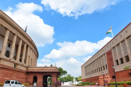 संसद का गरमाया पारा: विपक्ष के हंगामे से लोकसभा स्थगित, राज्यसभा से वॉकआउट
