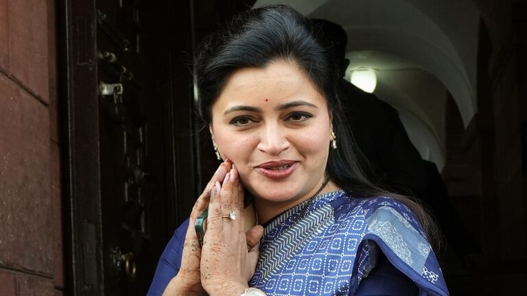 "हिंदू पैदा करें 4 बच्चे, वो कर रहे 19..." नवनीत राणा के इस विवादित बयान ने सियासी गलियारों में मचाया हड़कंप!