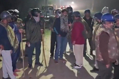 हुजूम का कहर: मामूली कहासुनी बनी खूनी जंग, पुलिस की लाठियाँ और पत्थरों की बौछार, शहर में दहशत का माहौल