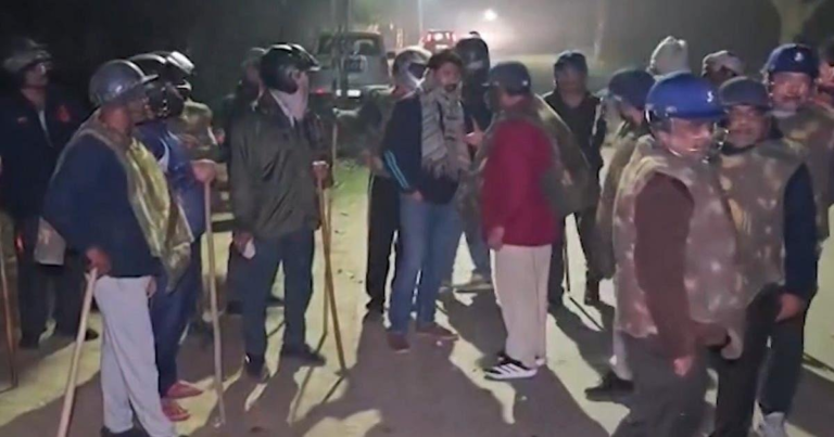 हुजूम का कहर: मामूली कहासुनी बनी खूनी जंग, पुलिस की लाठियाँ और पत्थरों की बौछार, शहर में दहशत का माहौल