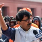 बीएमसी 'सिंहासन' की जंग: संजय राउत का शिंदे पर हल्ला और मेयर की चाबी दिल्ली के हाथ।