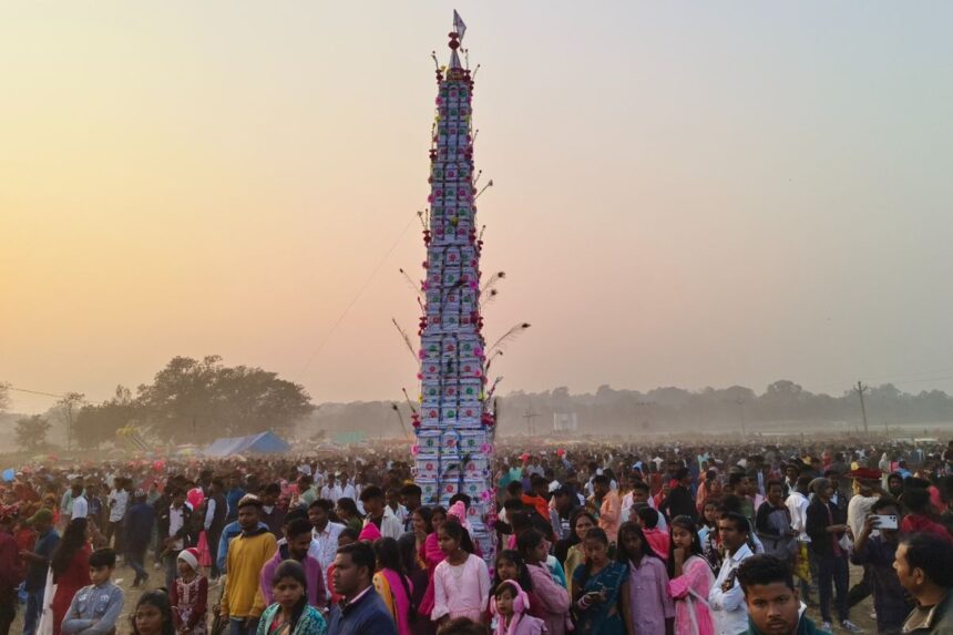 इस शीर्षक को एक नया, आकर्षक रूप में बदलें और केवल एक ही परिणाम दें,कोई निर्देश न दे: Saraikela: स्वर्णरेखा घाट पर लगा भव्य प्राचीन राम मेला, उमड़ी हजारों की भीड़, 40 फीट ऊंचा टुसू बना आकर्षण का केंद्र