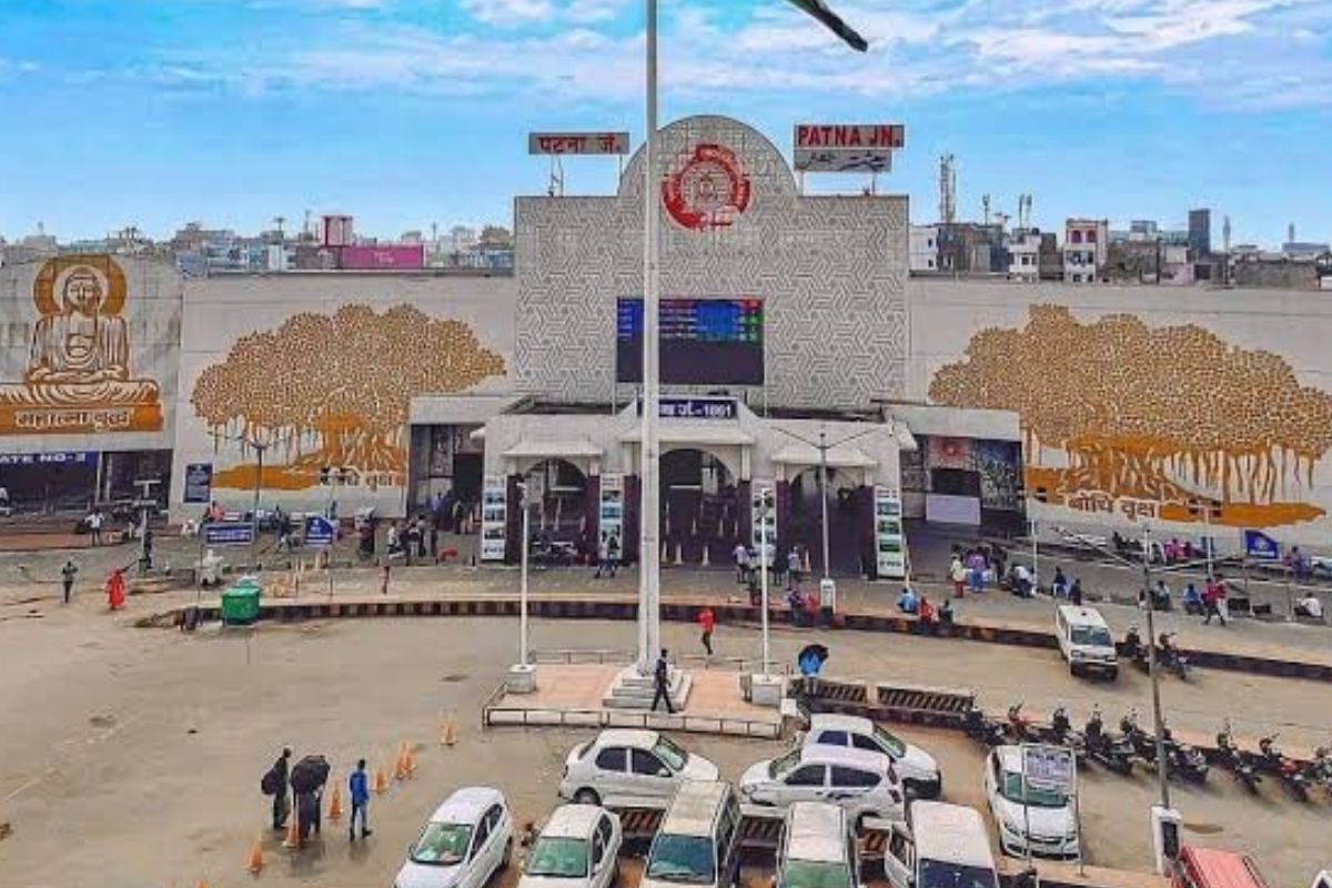 इस शीर्षक को एक नया, आकर्षक रूप में बदलें और केवल एक ही परिणाम दें,कोई निर्देश न दे: एयरपोर्ट की तरह पटना जंक्शन पर प्रीमियम पार्किंग सिस्टम, जानिए टू और फोर व्हीलर के लिए कितना देना पड़ेगा चार्ज