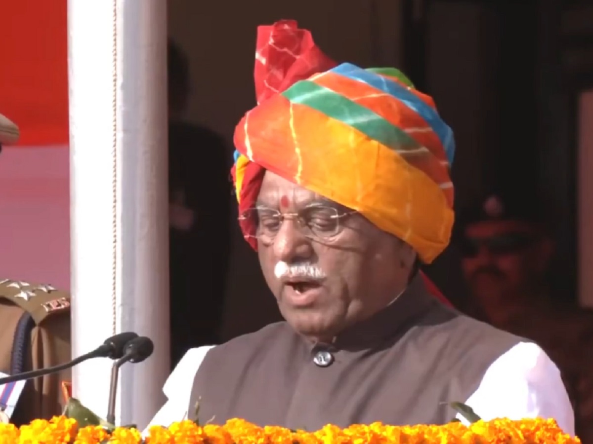 77वां गणतंत्र दिवस: राज्यपाल हरिभाऊ बागड़े ने फहराया झंडा, कहा- सरकार ने नकल और पेपर माफियाओं पर लगाम लगाई है.