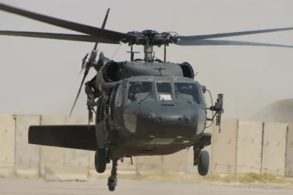 UK में अमेरिका का 'शक्ति प्रदर्शन': Black Hawk और Chinook की लैंडिंग से Greenland की उड़ी नींद!