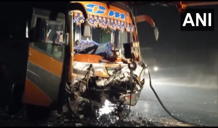कर्नाटक में दर्दनाक सड़क हादसा: पर्यटक वाहन और बस की टक्कर में 4 की मौत