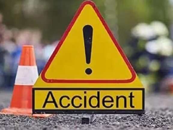 जयपुर: तेज रफ्तार कार कंटेनर से टकराई, तीन लोगों की मौके पर ही मौत