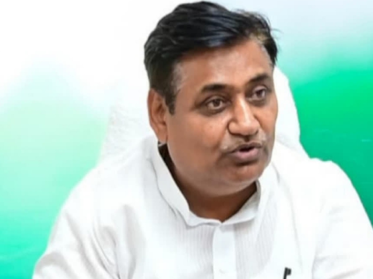डोटासरा ने भजनलाल सरकार पर साधा निशाना, कहा- राजस्थान की जनता का पैसा गुजरात की पर्चियों पर बर्बाद किया जा रहा है