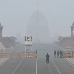दिल्ली-NCR पर प्रदूषण और शीतलहर की 'दोहरी मार': कोहरे की कैद में राजधानी, सांसों पर गहराया संकट।