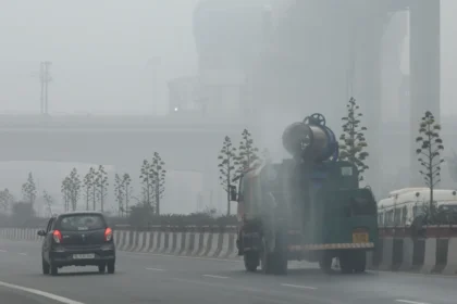 दिल्ली-NCR में प्रदूषण का कहर: AQI गंभीर स्तर पर, लागू हुईं GRAP-3 पाबंदियां