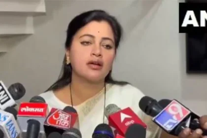 नवनीत राणा के कारण 22 भाजपा उम्मीदवारों की हार, सीएम फडणवीस को पत्र लिखकर मांगा यह जवाब