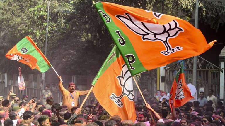 महाराष्ट्र निकाय चुनाव 2026: मुंबई से पुणे तक भगवा लहर, भाजपा की जीत के शुभ संकेत।