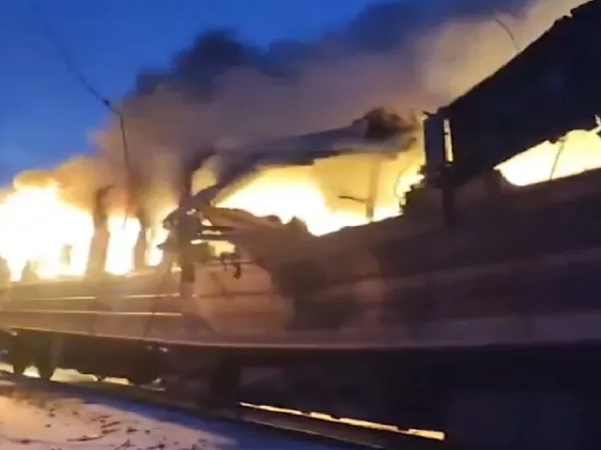 रूस ने अब यूक्रेन में एक यात्री ट्रेन को निशाना बनाया, हमले में इतने लोगों की मौत हो गई