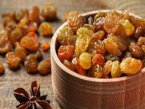 हेल्थ टिप्स: सेहत के लिए बेहद फायदेमंद है किशमिश, सेवन से मिलेंगे ये कमाल के फायदे