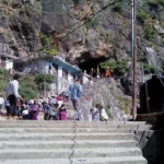 वैष्णो देवी के पास साक्षात महादेव का चमत्कार: दिव्य गुफा में प्रकृति स्वयं कर रही भोलेनाथ का अद्भुत जलाभिषेक!