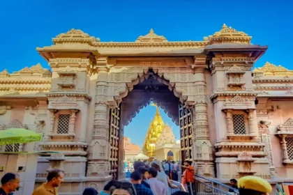 इस शीर्षक को एक नया, आकर्षक रूप में बदलें और केवल एक ही परिणाम दें,कोई निर्देश न दे: planning trip to varanasi before visiting baba vishwanath know rules aarti timings