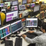 GDP और ग्लोबल हलचल के बीच बाजार में 'वेट एंड वॉच', उतार-चढ़ाव के बाद सपाट थमी सेंसेक्स-निफ्टी की रफ्तार।