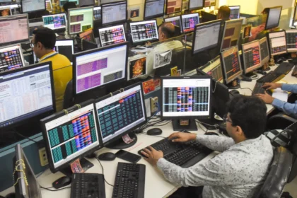GDP और ग्लोबल हलचल के बीच बाजार में 'वेट एंड वॉच', उतार-चढ़ाव के बाद सपाट थमी सेंसेक्स-निफ्टी की रफ्तार।