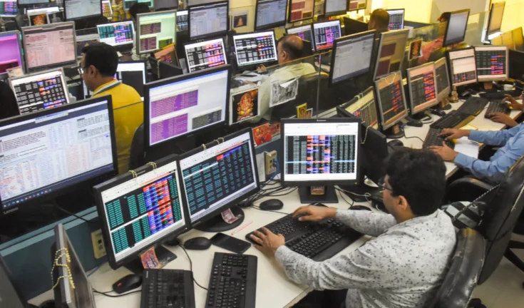 GDP और ग्लोबल हलचल के बीच बाजार में 'वेट एंड वॉच', उतार-चढ़ाव के बाद सपाट थमी सेंसेक्स-निफ्टी की रफ्तार।