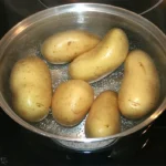 Kitchen Hack: अब बिना पानी के उबलेंगे आलू, बस 1 चुटकी नमक से होगा ये जादुई कमाल!