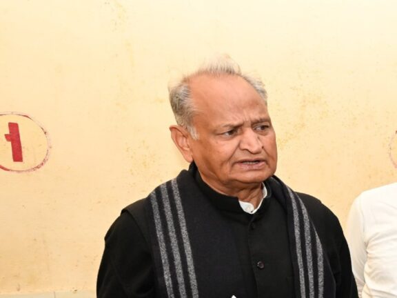अब गहलोत ने लगाया ये आरोप, कहा- राज्य सरकार को राजनीति से ऊपर उठना चाहिए...