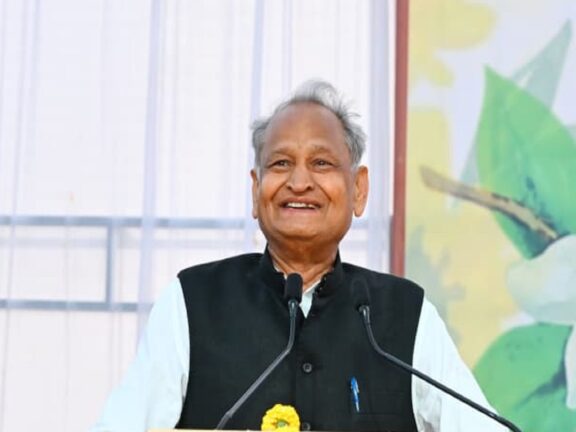 इन मुद्दों पर गहलोत ने भजनलाल सरकार पर साधा निशाना, कहा- रिफाइनरी को लेकर बार-बार धोखा...