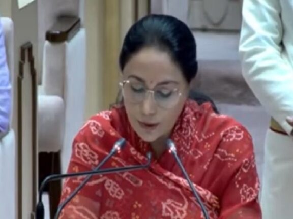 राजस्थान बजट 2026: 10वीं-12वीं के मेधावी छात्रों को मिलेगा 20,000 रुपये का ई-वाउचर, बिजनेस लोन का भी ऐलान. बिजनेस समाचार हिंदी में