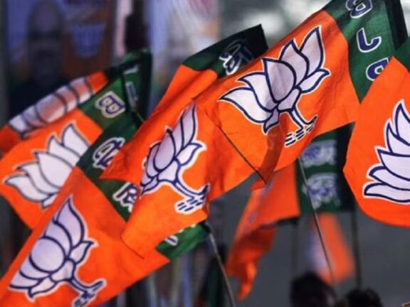 राजस्थान: बीजेपी युवा मोर्चा ने कांग्रेस कार्यालय के बाहर किया प्रदर्शन, फूंका राहुल गांधी का पुतला