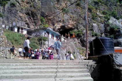 वैष्णो देवी के पास साक्षात महादेव का चमत्कार: दिव्य गुफा में प्रकृति स्वयं कर रही भोलेनाथ का अद्भुत जलाभिषेक!
