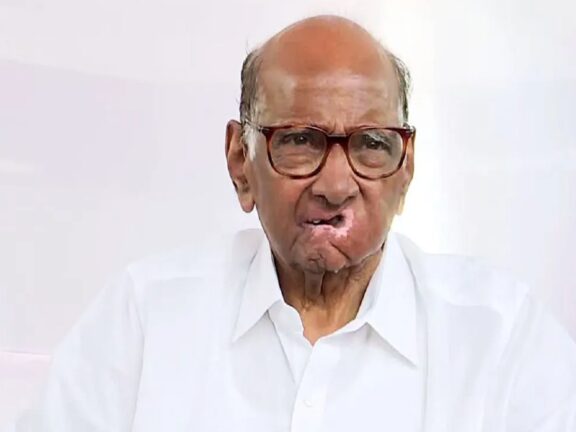 शरद पवार की तबीयत खराब है, उन्हें अस्पताल में भर्ती कराया गया है.