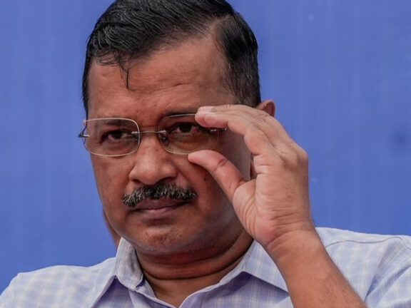 शराब नीति मामले में बरी हुए केजरीवाल, कोर्ट के फैसले के बाद रोने लगे