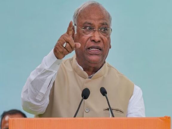 ऊर्जा प्रबंधन की विफलता का खामियाजा आज देश के 140 करोड़ लोग भुगत रहे हैं: खड़गे