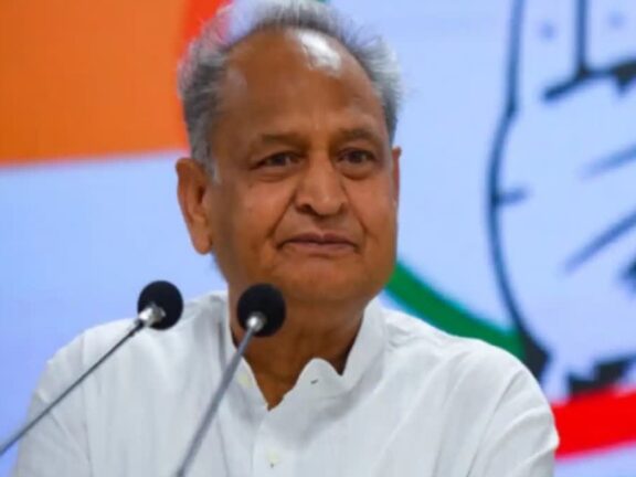 गहलोत ने भजनलाल सरकार पर साधा निशाना, कहा- राजस्थान में कानून व्यवस्था नाम की कोई चीज नहीं रह गई है