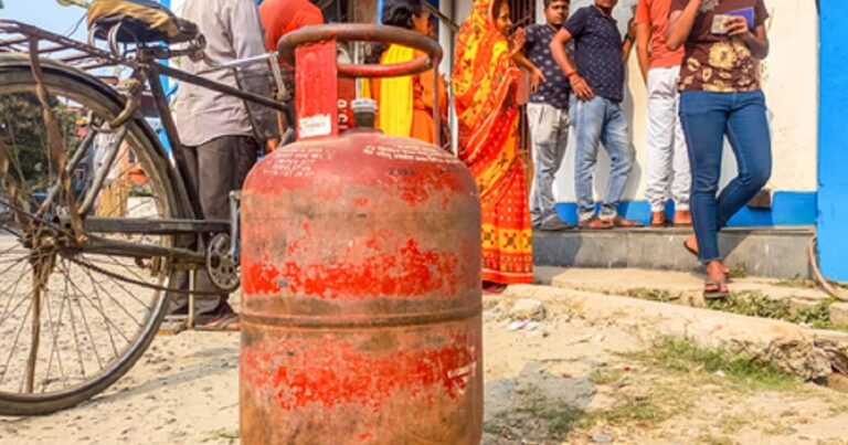 गाँव वालों को बड़ा झटका: अब 25 नहीं, पूरे 45 दिन के इंतज़ार के बाद मिलेगा LPG सिलेंडर!