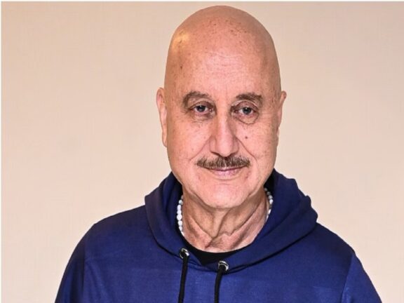 बॉलीवुड: सिर्फ 37 रुपये लेकर घर से निकले थे अनुपम खेर, करियर बनाने के लिए छोड़ दी थी पढ़ाई