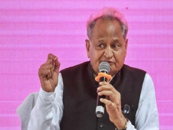 शिक्षा विभाग में 10 हजार भर्तियों की घोषणा को लेकर गहलोत ने बीजेपी सरकार पर निशाना साधा