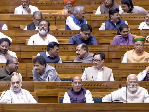 2014 में सत्ता में आने के बाद मोदी सरकार को पहली बार लोकसभा में बड़ी हार का सामना करना पड़ा, महिला आरक्षण बिल पास नहीं करा पाई.