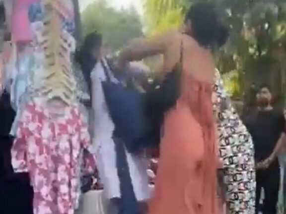 Viral Video: दो महिलाओं को एक ही पसंद आया...तो सबके सामने करने लगीं ऐसा, नहीं हुई शर्म