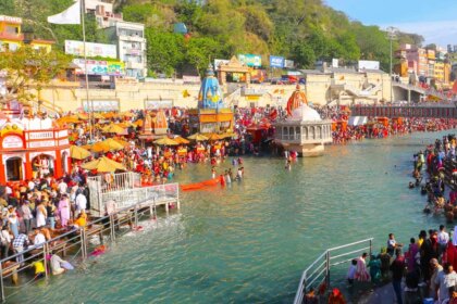 अक्षय तृतीया पर गंगाजल का ये जादुई उपाय मिटा देगा बरसों की कंगाली, घर में होगी धन की वर्षा!