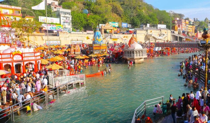 अक्षय तृतीया पर गंगाजल का ये जादुई उपाय मिटा देगा बरसों की कंगाली, घर में होगी धन की वर्षा!
