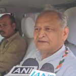 अशोक गहलोत ने अब इस मामले में राष्ट्रपति और राज्यपाल से हस्तक्षेप करने की मांग की है.
