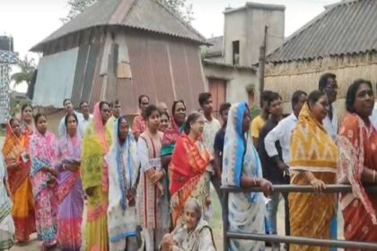 बंगाल विधानसभा चुनाव: ममता बनर्जी के गढ़ की 142 सीटों पर वोटिंग हो रही है, लोगों में वोटिंग को लेकर उत्साह है.