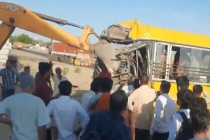 बाड़मेर: बायतु में दर्दनाक सड़क हादसा, एक छात्र की मौत, 20 बच्चे घायल