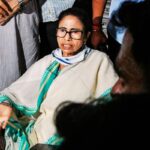 भवानीपुर में महासंग्राम: बूथ पर धरने पर बैठीं ममता बनर्जी, शुभेंदु का तीखा पलटवार—क्या बंगाल में फिर लौट आया 'गुंडा राज'?