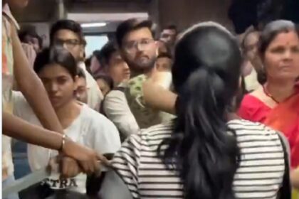 मुंबई लोकल का वीडियो वायरल: सबके सामने ऐसा करने लगी महिला, फिर जो हुआ...