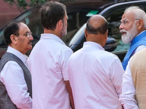 वायरल वीडियो: जब राहुल गांधी और पीएम मोदी हुए आमने-सामने, दोनों के बीच खूब हुई मारपीट...