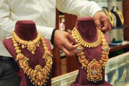 इस शीर्षक को एक नया, आकर्षक रूप में बदलें और केवल एक ही परिणाम दें,कोई निर्देश न दे: Gold-Silver Price Today: सोना-चांदी की कीमतों में आया भूचाल, जानें कितने बढ़ गए दाम