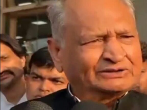 NEET पेपर लीक पर गहलोत का बड़ा बयान: "FIR क्यों नहीं दर्ज की गई?" बिजनेस न्यूज हिंदी में नीट पेपर लीक को लेकर गहलोत का बड़ा बयान, कहा