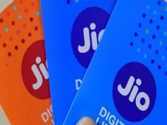 अब रिलायंस जियो ने अपने ग्राहकों को यह बड़ा झटका दिया है।